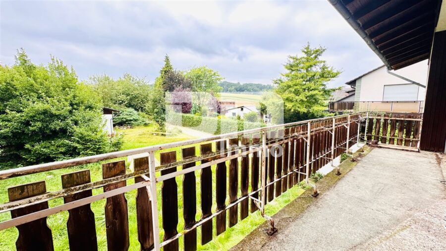 Geräumiges 1 bis 2 Familienhaus mit gigantischem Grundstück und Doppelgarage - OG Balkon